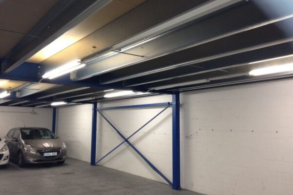 Estructura de dos niveles de carga que con 313 m² de superficie útil total, Estructura de dos niveles de carga que con 313 m² de superficie útil total,
