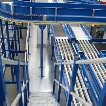 Detalle de paso de transportadores sobre entreplanta