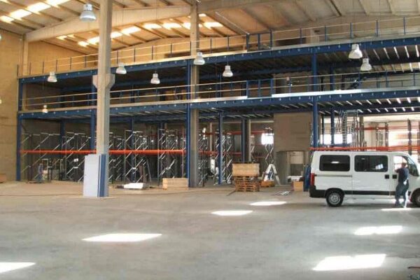 Entreplanta de dos niveles de carga y 643 m² de superficie útil destinada a almacenamiento ligero (350 kgs/m²). Entreplanta de dos niveles de carga y 643 m² de superficie útil destinada a almacenamiento ligero (350 kgs/m²).