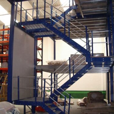 Escalera con descansillos intermedios