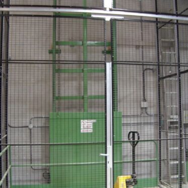Cerramiento de seguridad en montacargas