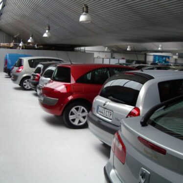 Solado de gres para exposición de coches