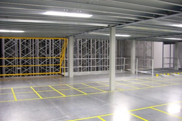 Mezzanine con cuatro niveles de carga que ocupa gran parte de la cámara de congelación Mezzanine con cuatro niveles de carga que ocupa gran parte de la cámara de congelación