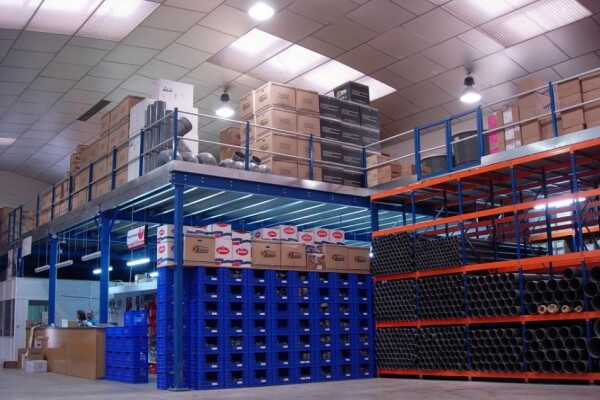 Entreplanta para almacenaje de 201 m² destinada a uso de almacenamiento de media carga de bultos y enseres Entreplanta para almacenaje de 201 m² destinada a uso de almacenamiento de media carga de bultos y enseres